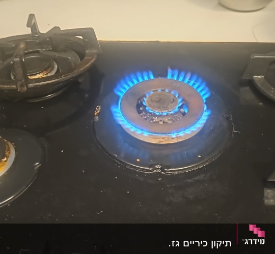 כיריים גז עם להבה כחולה דולקת במרכז